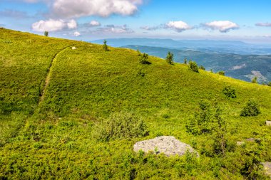 yüksek Dağları'nda yamaç yolundan