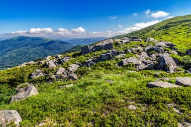 dağ sunrise, tepesinde Vadisi'nde büyük taşlar