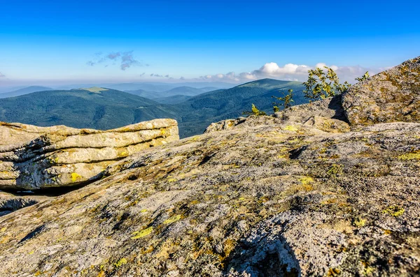 Rocky ledge at the mountain top — Stok fotoğraf