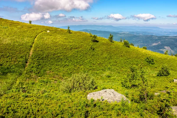 yüksek Dağları'nda yamaç yolundan