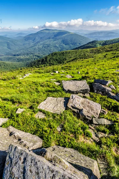Каміння в долині на вершині гірського хребта — стокове фото