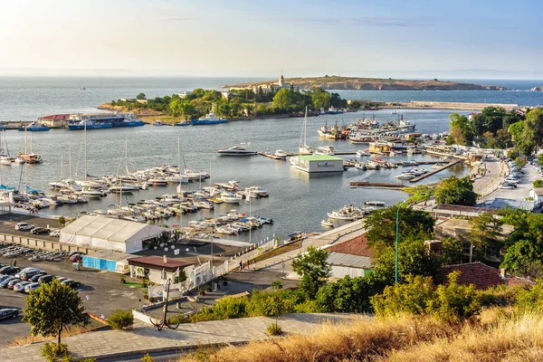 Boten in haven van Sozopol bij zonsondergang — Stockfoto