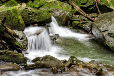 Nehrin bouders arasında küçük cascade