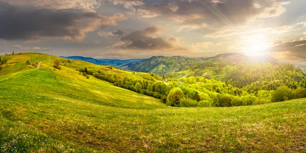 Vista idílica del paisaje rural en las montañas al atardecer —  Fotos de Stock