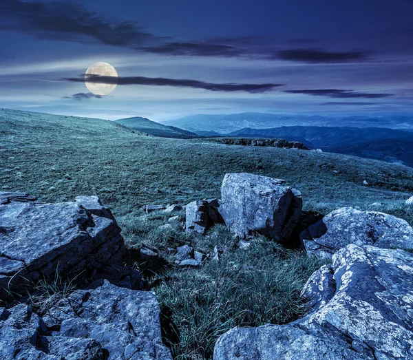 Sommerlandschaft mit Steinen auf dem Hügel bei Nacht — Stockfoto