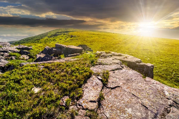 gün batımında dağ üstüne taş