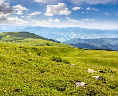dağ tepe üzerinde taşlar