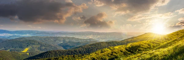 Панорама склона горы в Карпатах на закате — стоковое фото