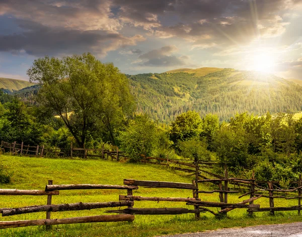 Houten hek op heuvel bij zonsondergang — Stockfoto