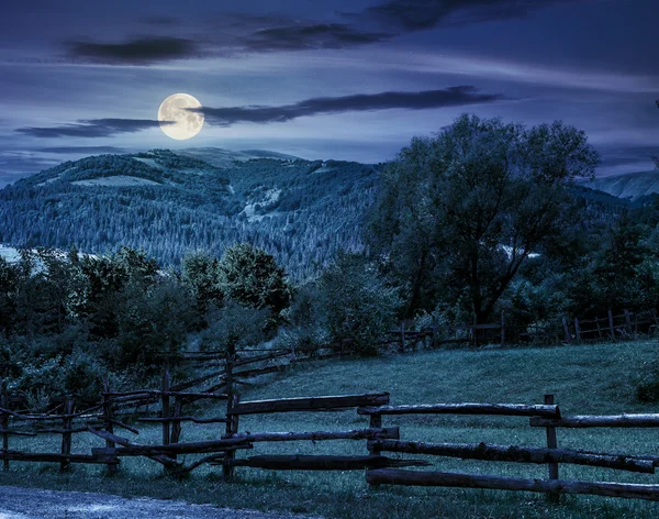夜に丘の中腹に木製フェンス — ストック写真