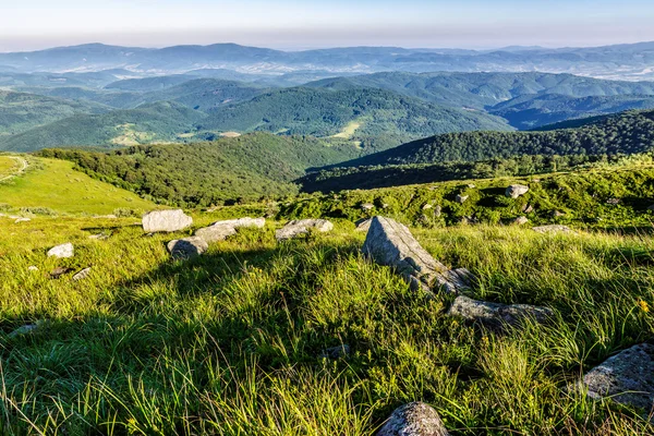 Каміння на пагорбі гірського хребта — стокове фото