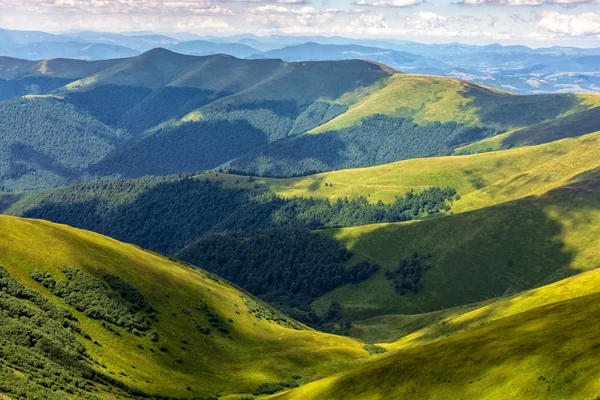 Valle entre verdes colinas en verano — Foto de Stock