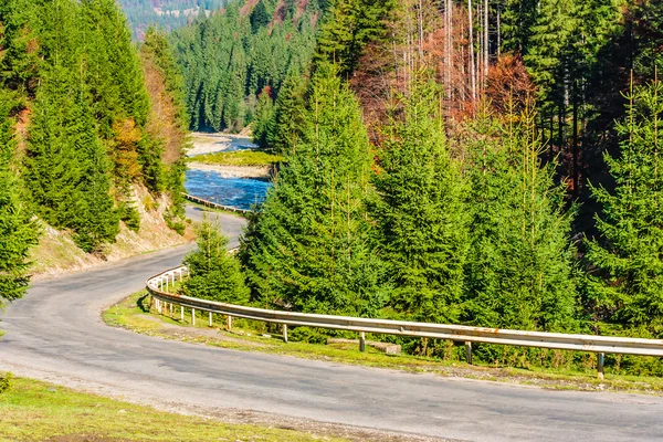 Bergstraße in Flussnähe im Herbstwald — Stockfoto