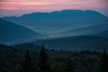Alacakaranlıkta üzerinde kırmızı gökyüzü