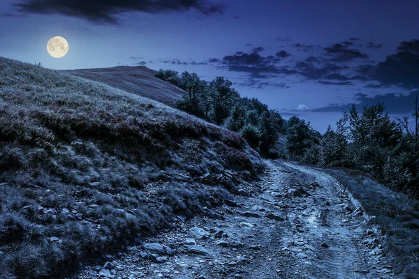 Vägen på hillside äng i berg på natten — Stockfoto