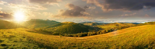 Горный Сельский Пейзаж Закате Панорама Травянистой Сельской Местности Холме Вечернем — стоковое фото