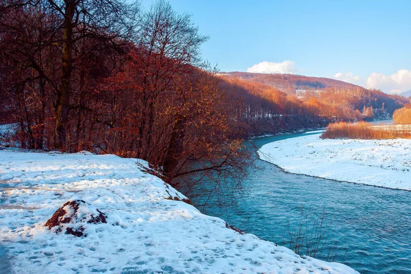 冬の風景の中の川 晴れた日の山の風景 雪に覆われた川岸の木は — ストック写真
