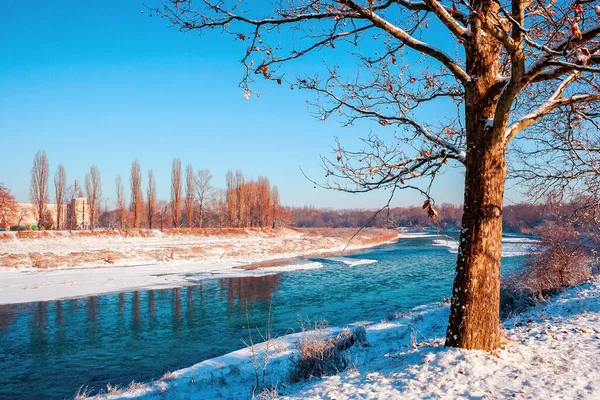 Remblai Rivière Hiver Paysage Urbain Par Une Journée Ensoleillée Réflexion — Photo