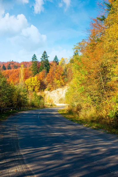 Viejo Camino Serpentino Las Montañas Hermoso Paisaje Otoño Día Soleado —  Fotos de Stock