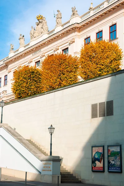 Vienna Austria Oct 2019 Задний Вход Здание Музея Альбертины Фонарь — стоковое фото