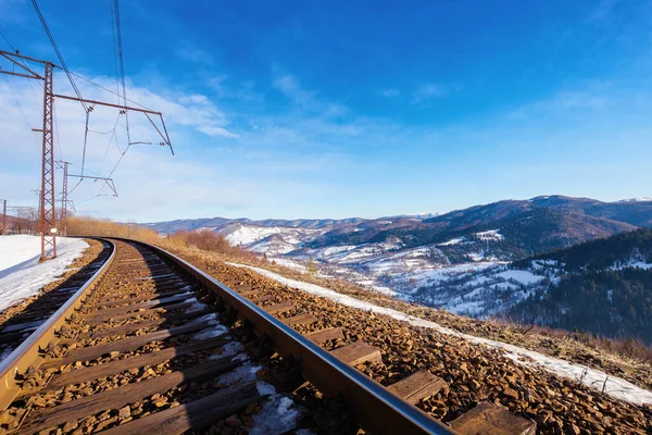 Dağlarda Demiryolu Soğuk Kış Manzarası Ulaşım Manzarası — Stok fotoğraf