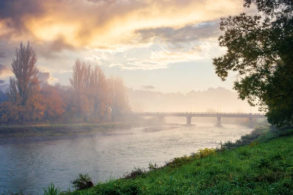 Misty Morning Sunrise River Beautiful Autumnal Scenery Glowing Sky Bridge — Stock Photo, Image