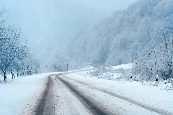 Carretera Campo Través Las Montañas Invierno Hermoso Paisaje Naturaleza Clima — Foto de Stock