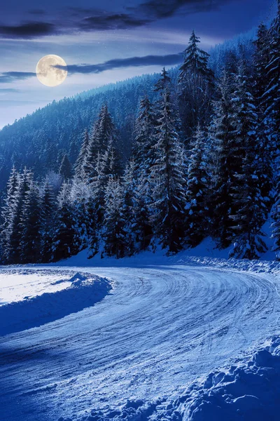 Snötäckt Väg Genom Skog Fjäll Natten Vackert Vinterlandskap Fullmåne Ljus — Stockfoto