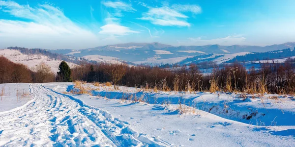 Campo Inverno Dia Sol Floresta Colinas Cobertas Neve Cume Montanha — Fotografia de Stock