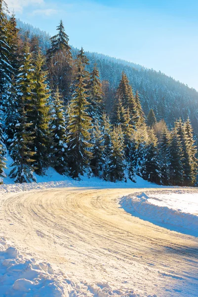 Покрытая Снегом Дорога Через Лес Горах Красивые Зимние Пейзажи Рассвете — стоковое фото
