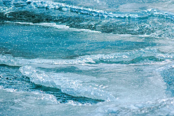 河上的冰质感 近景背景 日光下的蓝色 裂缝中的水流 — 图库照片