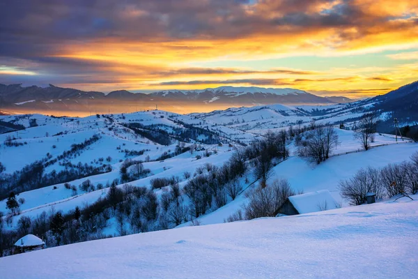 Winterlandschaft Den Bergen Bei Sonnenaufgang Schöne Ländliche Gegend Der Karpaten — Stockfoto
