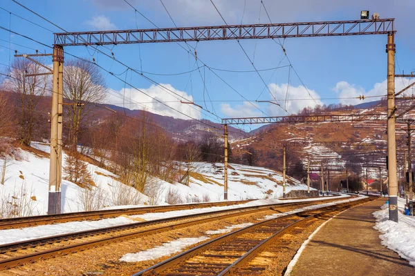 Dağlardaki Tren Istasyonu Soğuk Kış Manzarası Ulaşım Manzarası — Stok fotoğraf