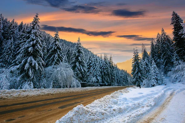 Estrada Através Paisagem Montesa Inverno Floresta Abeto Coberta Neve Céu — Fotografia de Stock