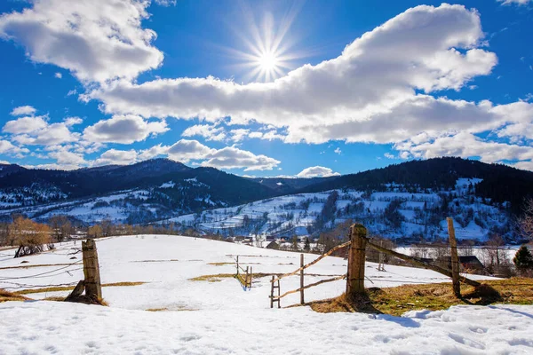 Bergige Ländliche Landschaft Einem Sonnigen Wintertag Felder Und Bäume Auf — Stockfoto