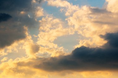 Akşam gökyüzünde parlayan bulutlar. güzel doğa arkaplanı