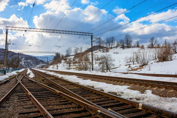 Dağlardaki Tren Istasyonu Soğuk Kış Manzarası Ulaşım Manzarası — Stok fotoğraf