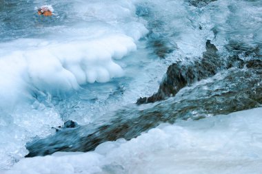 Donmuş nehrin buzlu yüzeyi. Güzel ıslak doğa dokusu