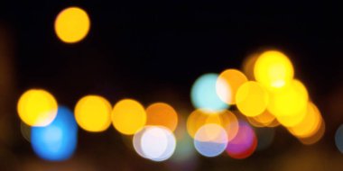 Kış tatili geçmişi. Sokaklarda Bokeh efektli çelenkler