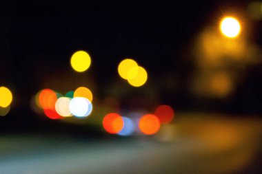 Gece caddelerindeki trafik ışıkları. Bokeh efektli şehir arkaplanı