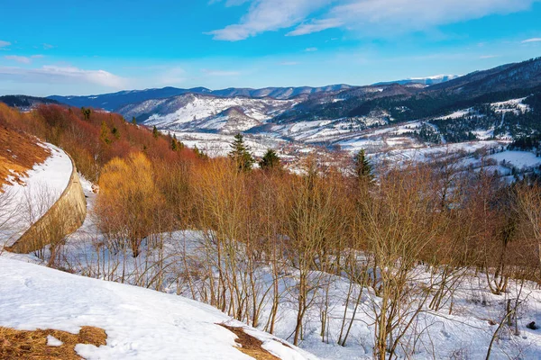 Güneşli Bir Günde Dağlık Bir Kırsal Bölge Kış Sonu Manzarası — Stok fotoğraf
