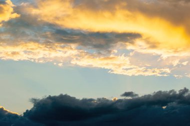 Akşam gökyüzünde parlayan bulutlar. güzel doğa arkaplanı