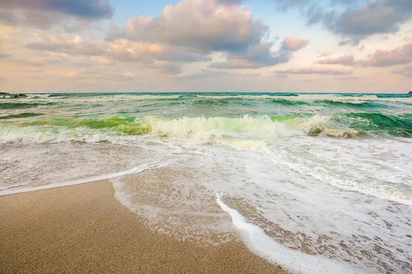 Maré Mar Pôr Sol Nublado Ondas Verdes Batendo Praia Areia — Fotografia de Stock
