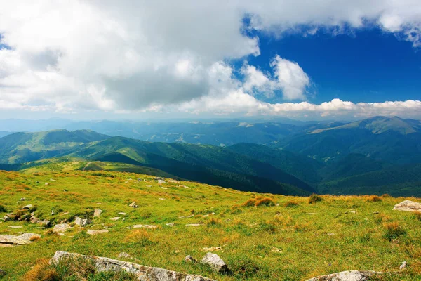 カルパチアの夏の山の風景 緑豊かな丘の上に岩がある美しい田舎 遠くの谷を眺めなさい 青い空に雲が 素晴らしい旅行先 — ストック写真