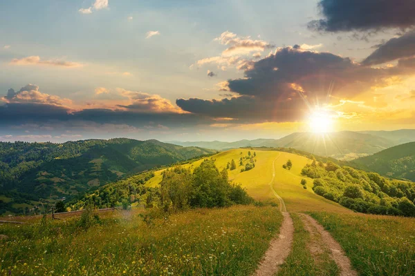 夕阳西下 穿过山中的草地 在黄昏的阳光下 喀尔巴阡山脉美丽的乡村风景 夏日天气晴朗 天空中乌云密布 — 图库照片