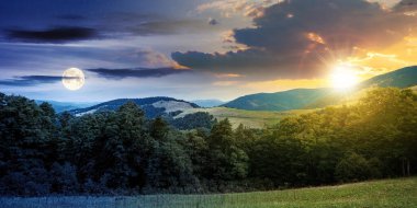 Gündüz ve gece, yaz dağları üzerinde konsept değiştiriyor. Güneş ve ayın olduğu güzel bir manzara. Tepelerdeki kayın ormanları ve otlak alp çayırları. Gökyüzündeki bulutlar