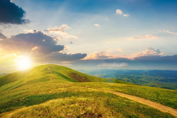 Berglandschap Een Heldere Lente Zonsondergang Pad Door Weide Gras Heuvel — Stockfoto