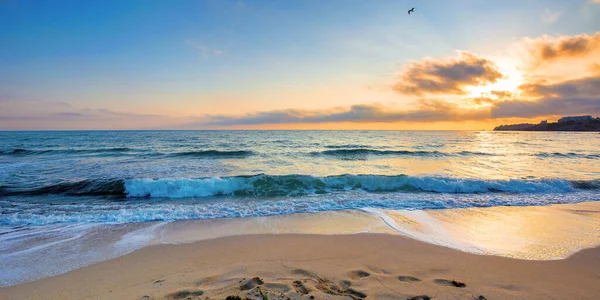 在海滨度暑假 日出时美丽的海景 平静的海浪冲刷着金色的沙滩 天空中蓬松的云彩 — 图库照片