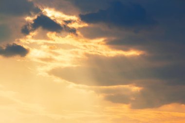 Bulutlar dramatik akşam ışığında. ılık sarı arkaplan