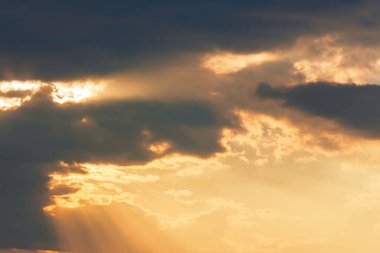 Bulutlar dramatik akşam ışığında. ılık sarı arkaplan